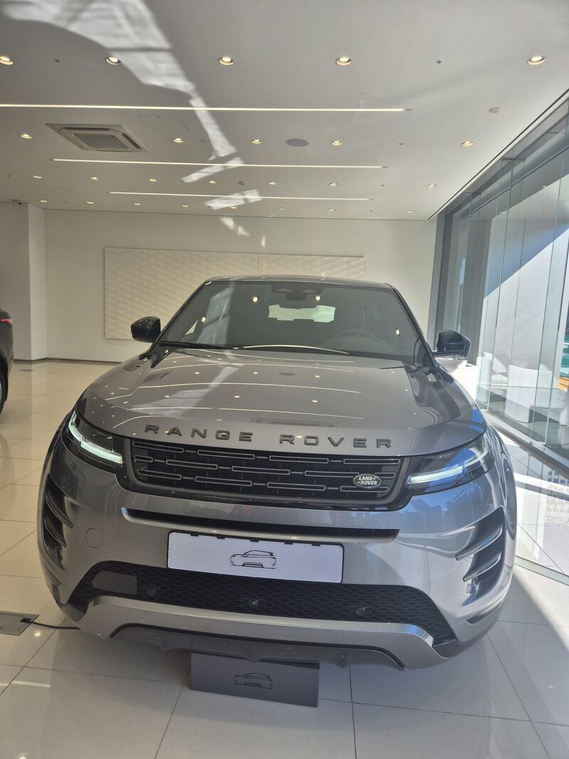 레인지로버 이보크 차량을 랜드로버 대치 전시장에서 촬영한 사진